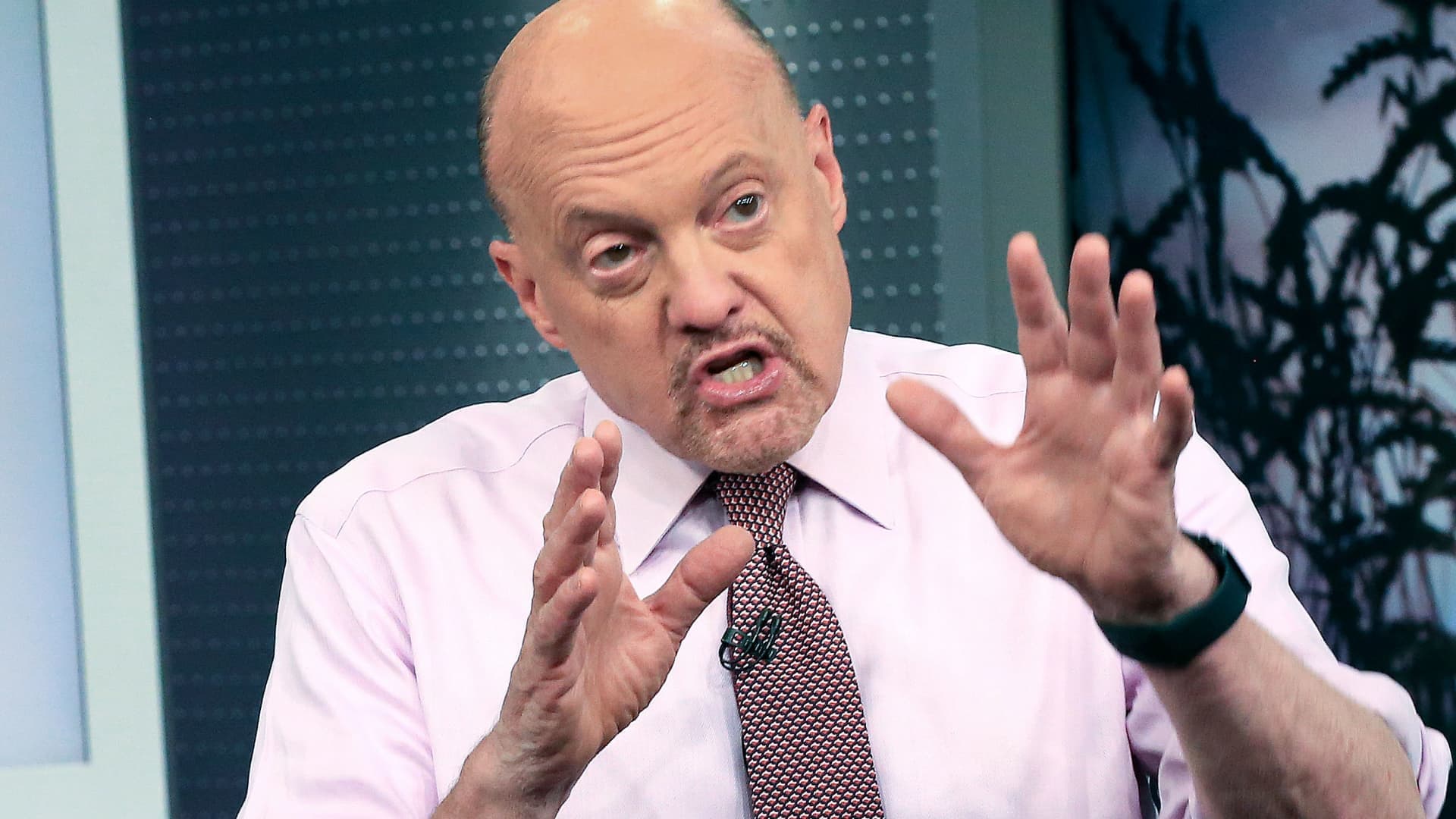Bank loan worries make it easier for Fed to cut interest rates, Jim Cramer says