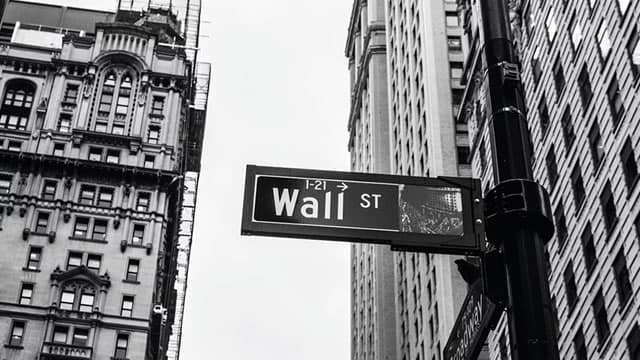 Estimating Market Risk By Comparing Fundamentals With A Performance-Based Indicator