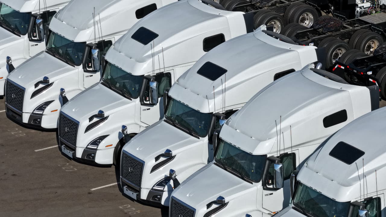 Trump announces 25% tariff on medium- and heavy-duty trucks
